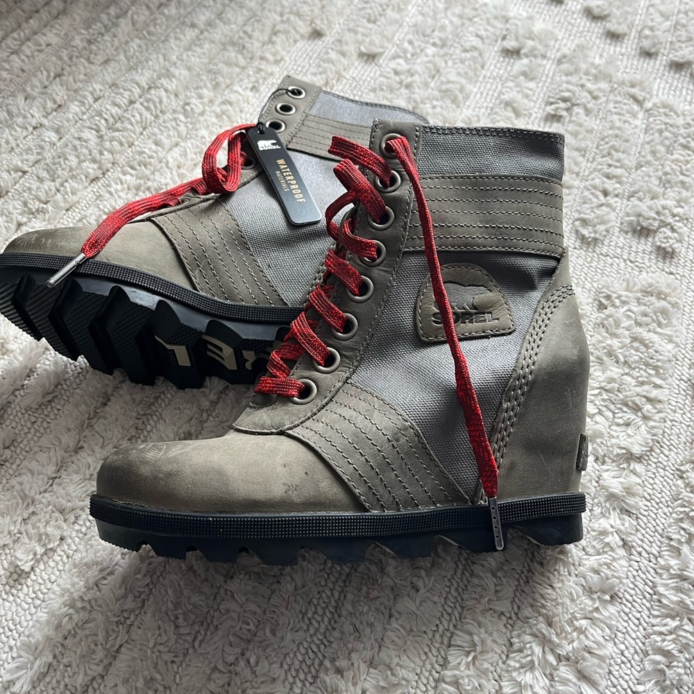 Sorel BNWT Lexie wedge boot